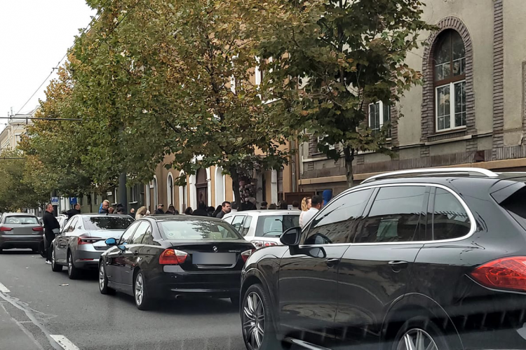 Trafic blocat pe strada Horea, din cauza părinților care își iau copiii din fața școlii: „Trebuie scoase odraslele cu mașina de la școală”