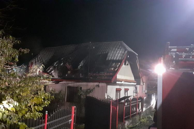 Incendiu la o casă din Gilău! O femeie a fost dusă la spital