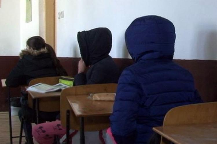 Elevii unei școli din Turda stau cu geaca pe ei în timpul orelor de curs. Ce explicații a dat conducerea unității de învățământ 