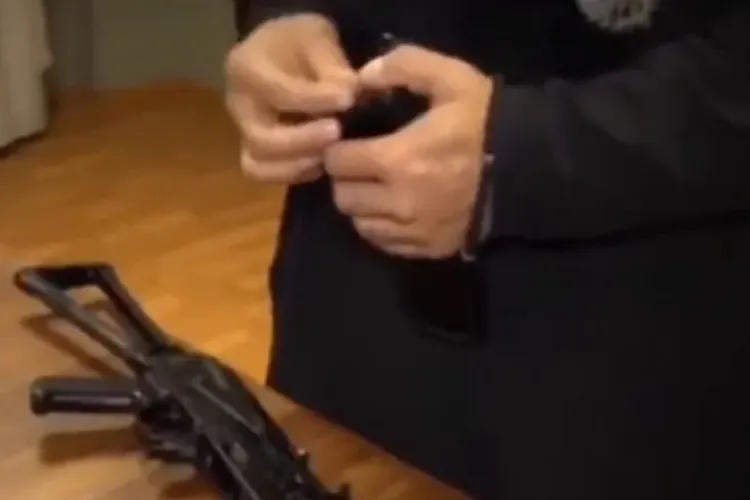 VIDEO - Un călugăr ortodox rus îi învață pe soldați cum să încarce un Kalașnikov în „stil ortodox”