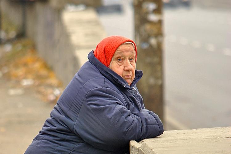 Bătrânii României, mai săraci și mai bolnavi decât vârstnicii UE. Statisticile arată că bunicii noștri duc o bătrânețe grea și tristă 