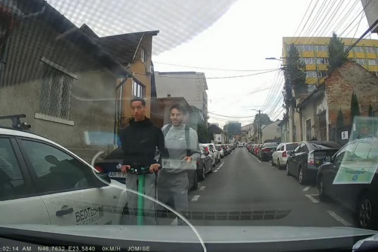 Haos pe strada Marinescu! Trotinetiști francezi pe interzis, plini de tupeu - VIDEO