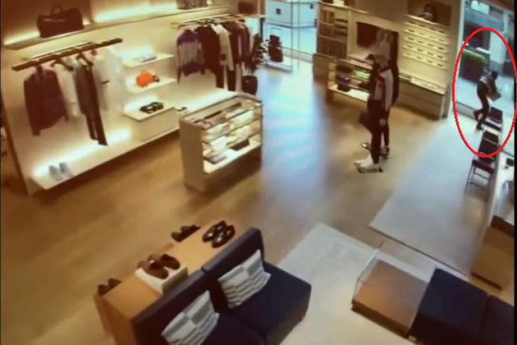 VIDEO - Un hoț care a încercat să fure dintr-un magazin de lux a fost prins după ce a confundat fereastra cu o ușă
