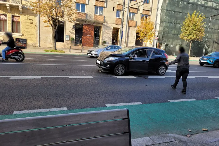 FOTO/VIDEO. Accident pe Bulevardul 21 Decembrie 1989. Două mașini accidentate, după ce o șoferiță a frânat brusc