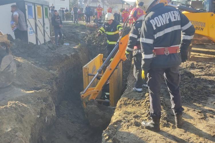 Tragedie la SIC! Bărbatul prins sub un mal de pământ a murit! Pompierii au luptat 2 ore pentru a-l salva - FOTO și VIDEO
