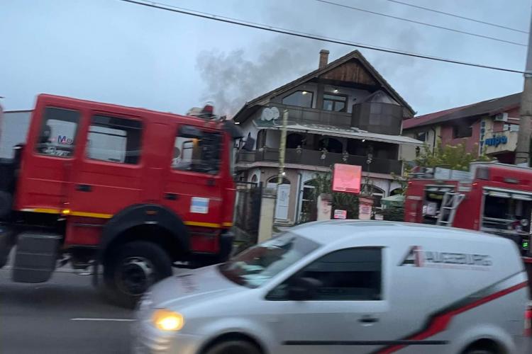 Arde o casa pe strada Traian Vuia, în apropiere de Aeroportul Cluj - FOTO și VIDEO