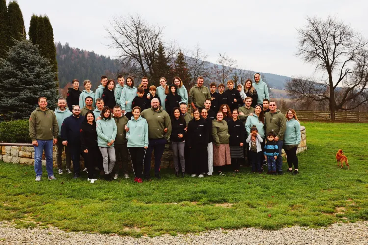 VIDEO/FOTO - Imagini dramatice surprinse în Ucraina. Voluntarii români și străini duc mâncare civililor printre ruine și explozii 