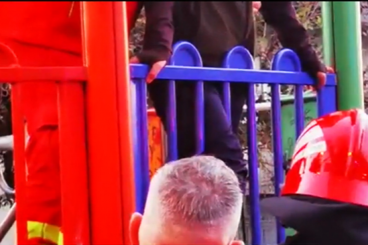 Panică la un loc de joacă: Un copil și-a blocat piciorul în grilajul unui tobogan. Pompierii au reușit să îl ajute