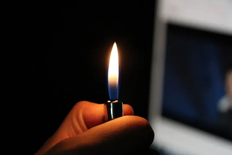 Răutate pură: Un băiat de 12 ani a fost incendiat cu o brichetă, într-un parc. „Vrei să vezi un truc?”