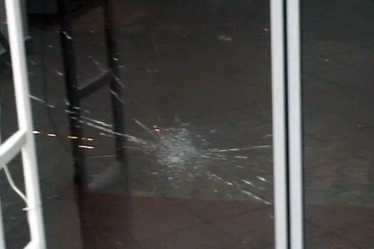 Scandal în Turda: Un bărbat agresiv, cu probleme psihice, a spart geamurile vecinilor fără motiv