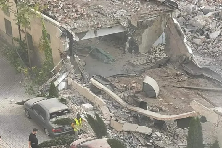 Zidul fostului magazin BILLA, demolat peste mașini pe Dorobanților - VIDEO și FOTO