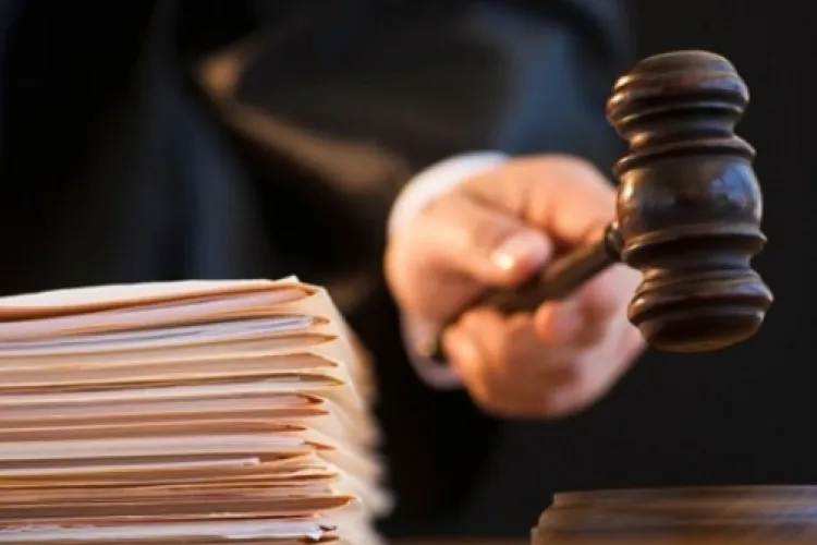 Persoanele condamnate definitiv nu pot candida în funcţii publice. Legea, promulgată de Klaus Iohannis