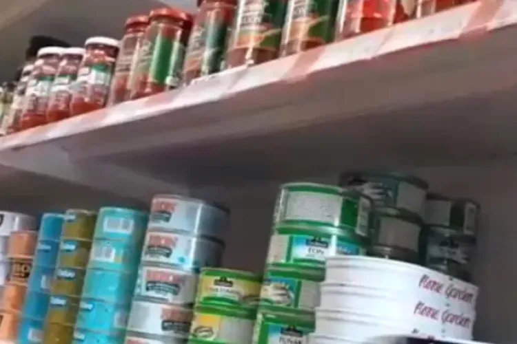 Un bărbat riscă să ajungă după gratii pentru patru conserve de ton. Procurorii insistă pe arestarea lui