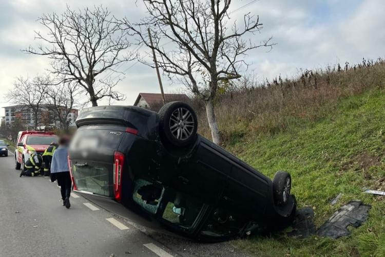 FOTO. Accident la ieșire din Apahida! O tânără a pierdut controlul volanului și s-a răsturnat cu mașina