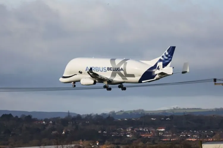 FOTO - O aeronavă Beluga XL5 a fost lovită de fulger în aer, la scurt timp după ce a decolat de pe aeroport 