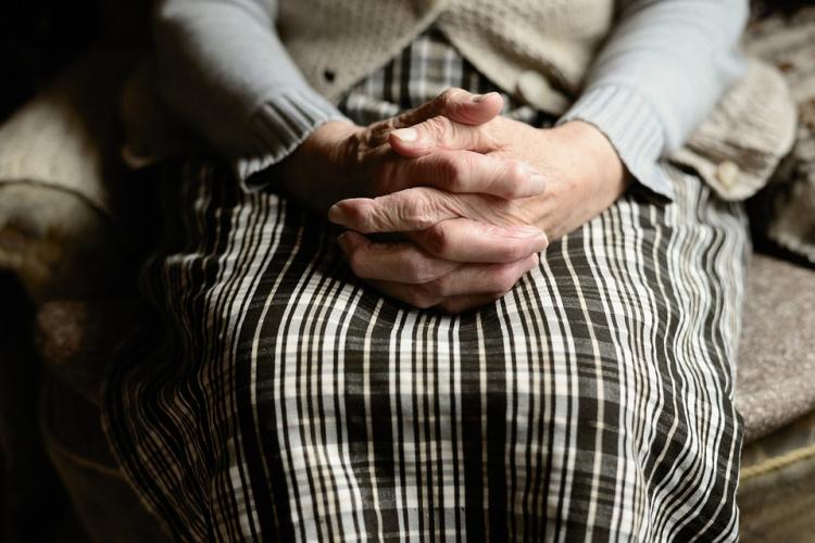 Împinsă de sărăcie și foame, o bunică de 82 de ani a fost prinsă la furat: „Vă rog nu sunați la poliție, nu vreau să afle nepoții mei”