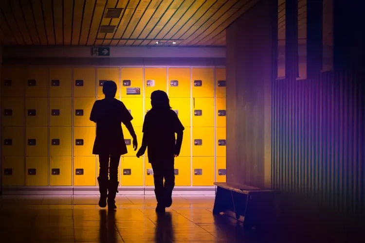 Două eleve, rănite de un coleg, după ce băiatul a dat cu spray lacrimogen pe holul școlii. Directorul, nevoit să cheme poliția 