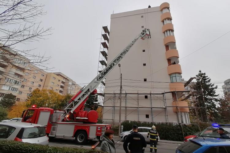 Un alpinist a rămas suspendat în coardă pe un bloc din Mărăști - FOTO