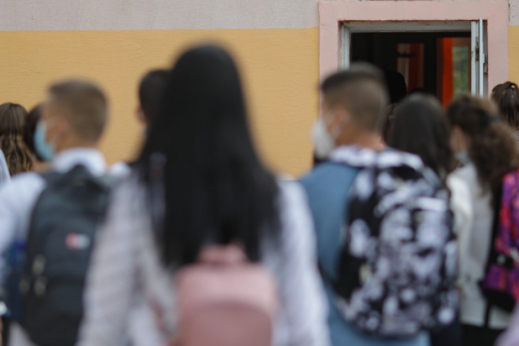 VIDEO - Elevi de gimnaziu, filmați salutând în stil nazist, în curtea unui colegiu. Colegul care i-a surprins a postat clipul pe rețelele sociale