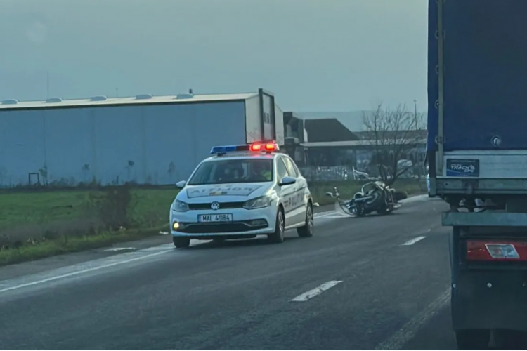 FOTO - Accident la ieșire din Câmpia Turzii, spre Turda: Un motociclist s-a răsturnat pe carosabil 