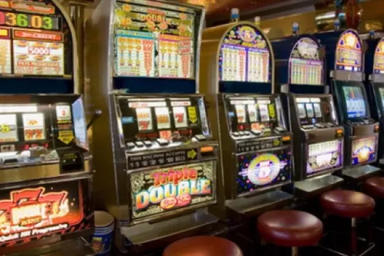 Supărat că a pierdut salariu la sala de jocuri, un clujean a distrus un aparat de păcănele