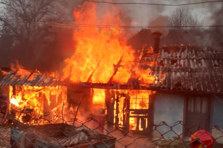 FOTO - Incendiu de proporții în localitatea Nadășu, Cluj. Trei anexe gospodărești au fost mistuite de flăcări 