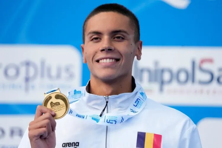 FOTO - David Popovici, desemnat înotătorul anului de Swimming World Magazine, primul român care primeşte această nominalizare
