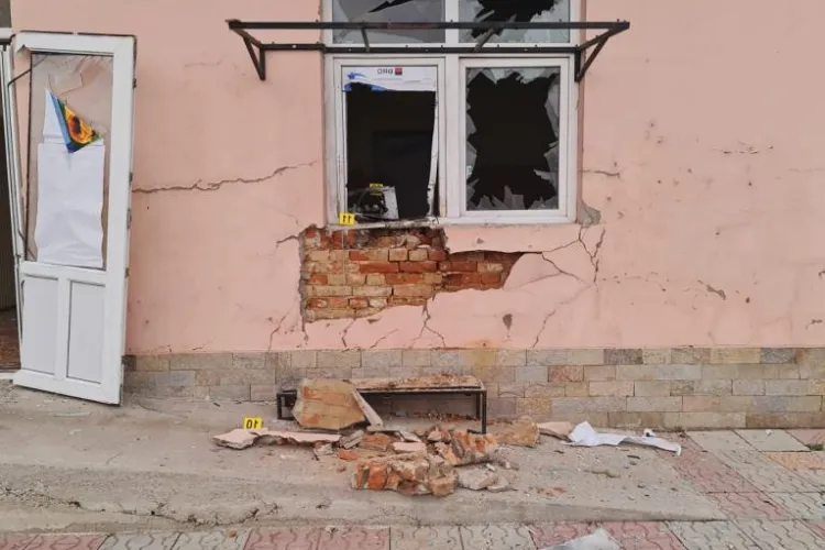 Bancomat aruncat în aer. Zona a fost împânzită de poliţişti, trupe Antitero şi câini de urmă