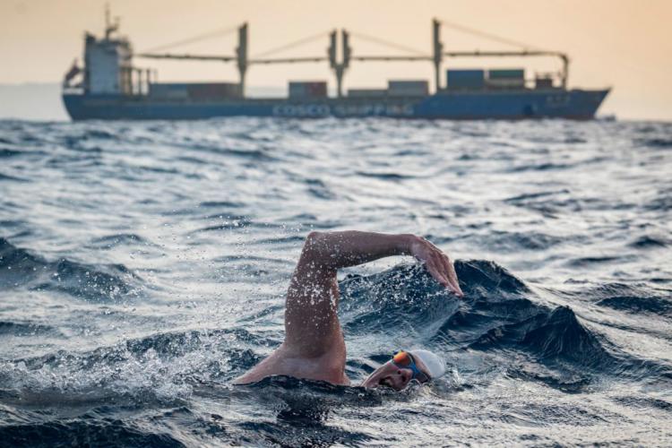 FOTO - Un bărbat de 52 de ani a traversat înot Marea Roșie, printre rechini și valuri uriașe
