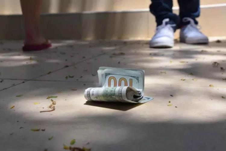 Un tânăr de 17 ani a găsit pe stradă 3.000 de euro, în drum spre şcoală, și i-a dus direct la Poliţie: „Spirit civic desăvârșit”