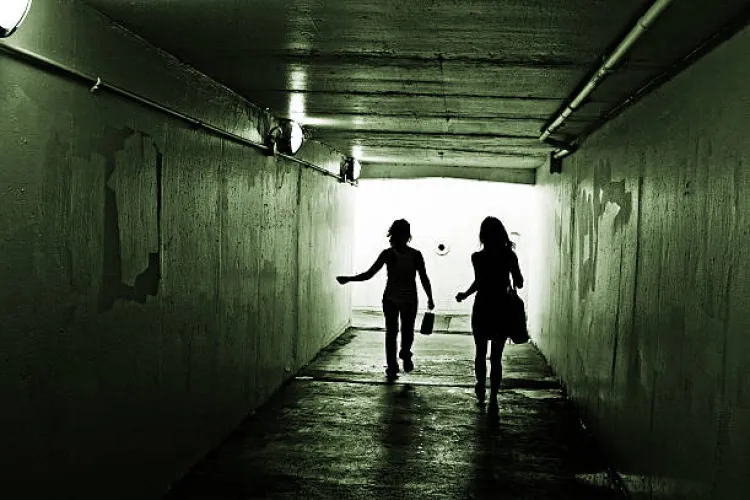 Mister nedeslușit: Două tinere, găsite într-o casă părăsită, fără haine şi înconjurate de arme. Cele două nu-şi amintesc ce li s-a întâmplat