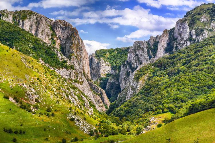 FOTO. Imagini de vis în Munții Apuseni: O „plapumă” albă a acoperit Cheile Turzii