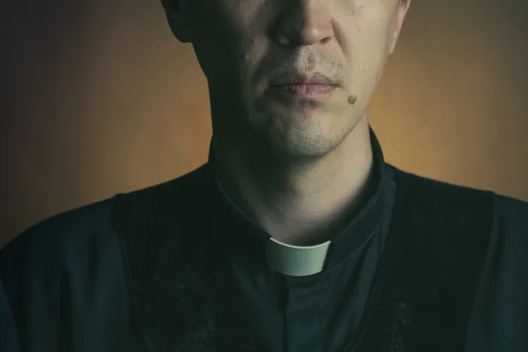 Preot, prins în întuneric, holbându-se la fetele unei echipe de volei în timp ce făceau duș: „A fost un moment de slăbiciune”