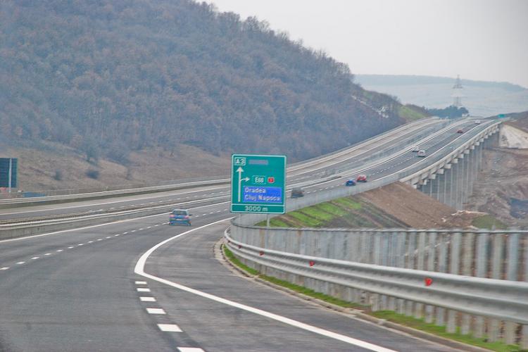 Șofer acroșat pe un autoturism pe Autostrada Transilvania. Vinovatul a fugit! 