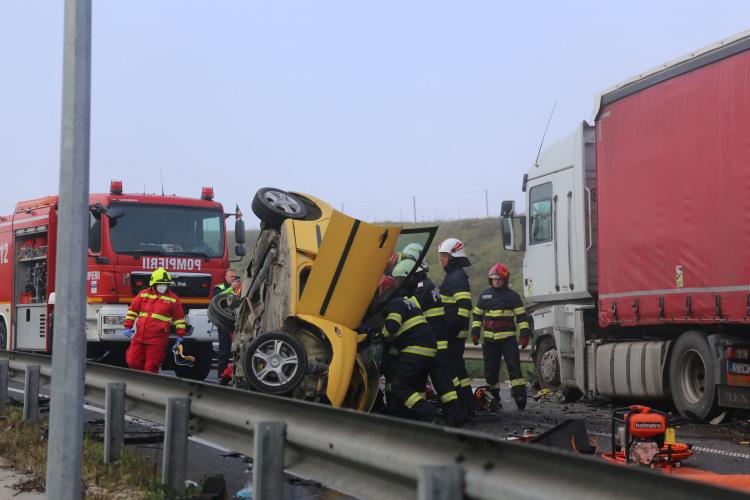 Accident MORTAL pe Autostrada Transilvania! O mașină s-a răsturnat și sunt trei victime - FOTO