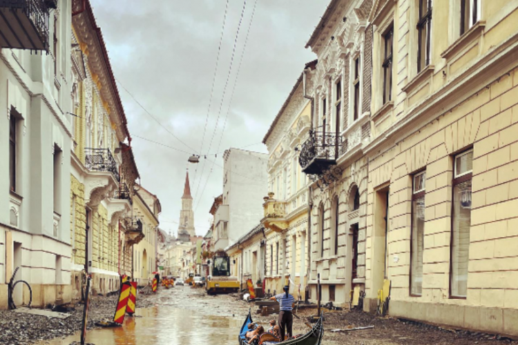 Veneția de la Cluj! Strada Iuliu Maniu a devenit o mare baltă. Clujenii fac glume - FOTO