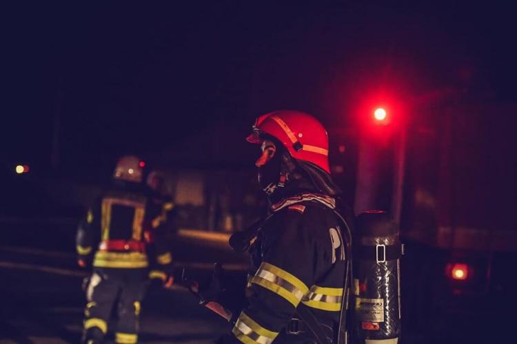 FOTO - Incediu colosal la un duplex din județul Bistrița-Năsăud. Focul a pornit de la un atelier de reparații