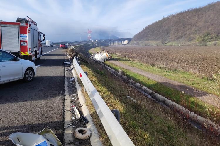Autocamion răsturnat pe A1, între Deva și Ilia - FOTO
