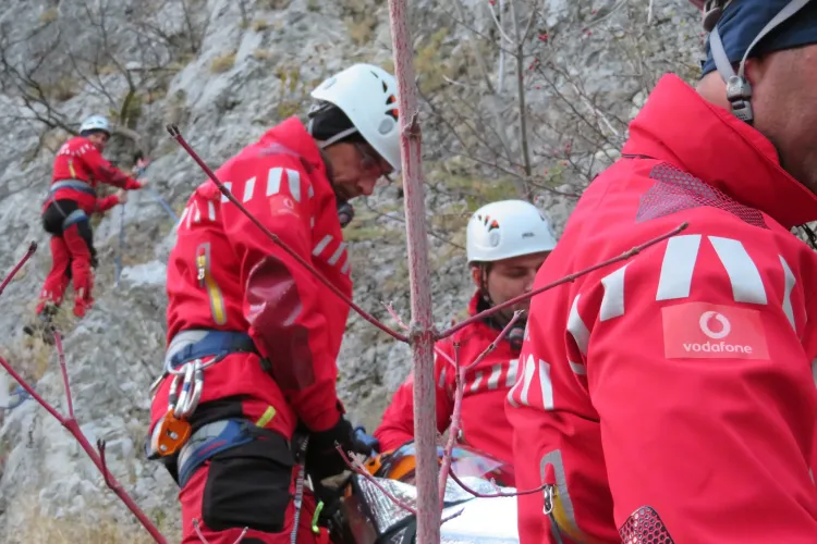 FOTO - Alertă pentru echipele salvamont și jandarmii din Alba: Doi clujeni, rătăciți în munții Trascăului. Drumeții erau însoțiți de 3 copii
