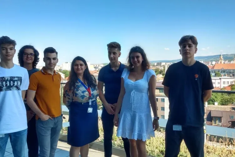 Șase liceeni din Cluj au creat o aplicație pentru biciclete electrice de închiriat: „Avem o viziune mai vestică”