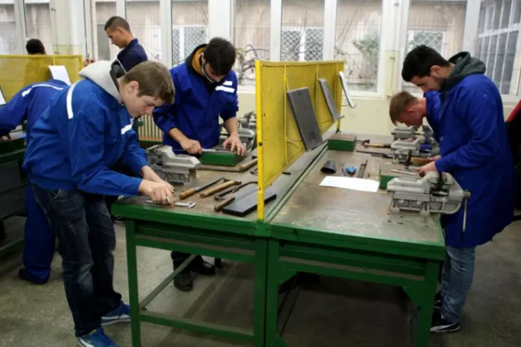 De ce nu vor adolescenții să urmeze şcoli profesionale, deşi pe piaţa muncii sunt zeci de posturi libere cu salarii pe măsură