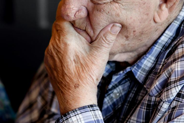 Un bunic în vârstă de 83 de ani s-a îndrăgostit de chiriaşa sa cu 53 de ani mai tânără. Cum s-a terminat povestea