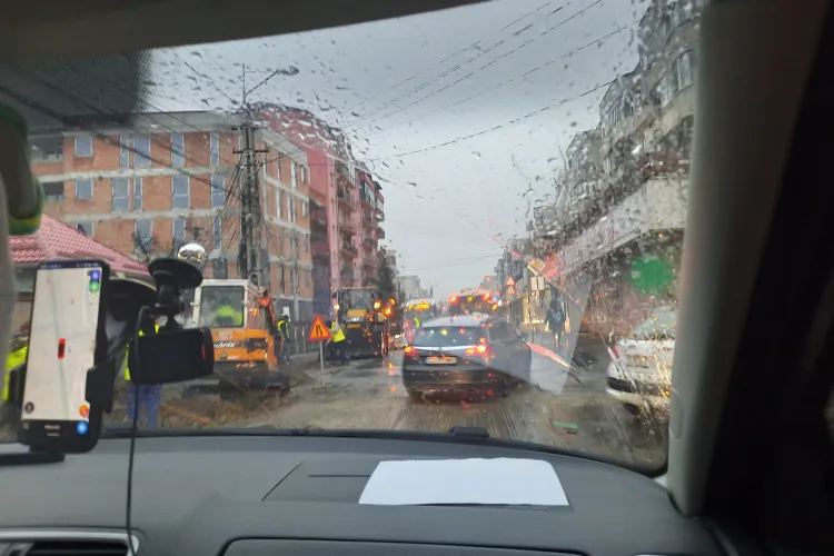 Trafic complet blocat pe strada Dunării! Deștepții sapă când e traficul mai greu - FOTO