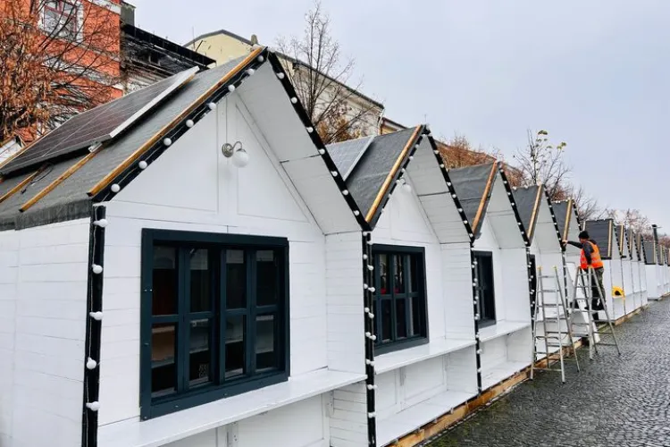 Clujenii râd de panourile fotovoltaice montate la Târgul de Crăciun, deși afară e ceață: Rareori vezi așa o circotecă de doi bani!