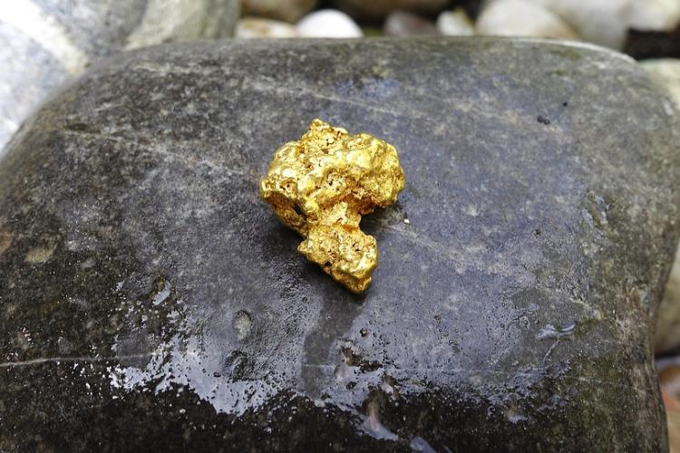 Minele de aur din Hunedoara, exploatate de hoții de metale prețioase: „Au spart pereții fâcându-și loc cât să intre pe burtă”