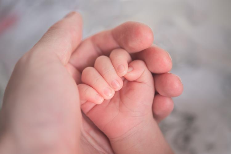 Recomandare OMS: Contactul piele pe piele la naștere, în locul incubatorului, crește șansele bebeluşilor prematuri