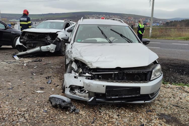 VIDEO/FOTO - Impact între două mașini în Jucu: Nouă persoane, implicate în accident. Două victime au fost transportate la spital 