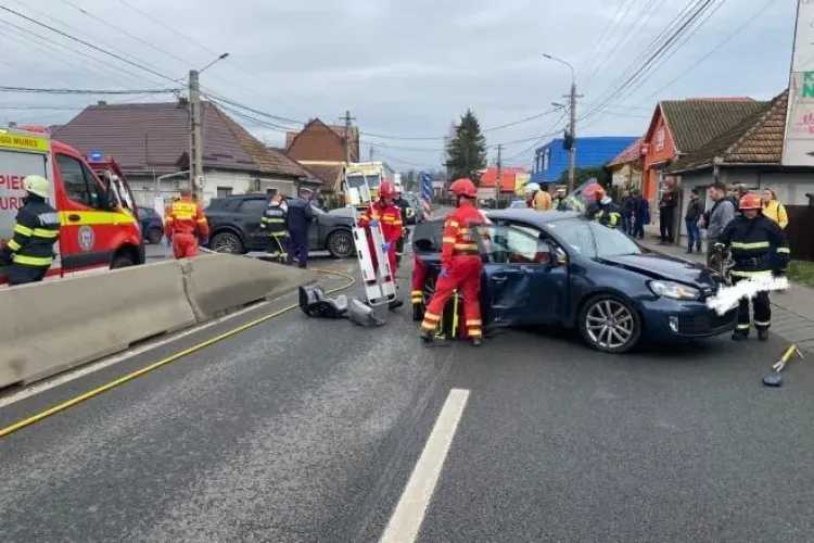 Accident grav în Mureș! O persoană a rămas încarcerată, iar alte două victime, dintre care un minor, au fost transportate la spital 