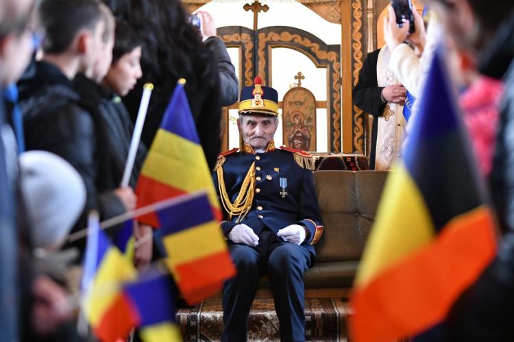 FOTO - Ultimul veteran din garda regelui Mihai, aniversat cu onoruri militare. Maiorul Irod Moisă a împlinit un secol de viață 