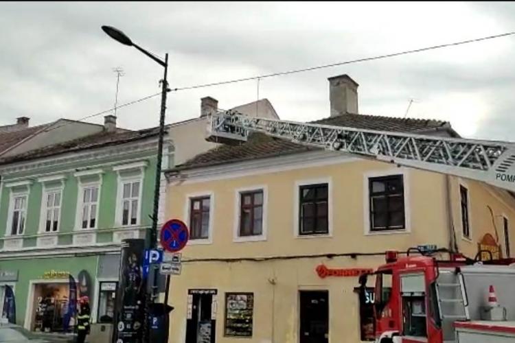 Centrul istoric al Clujului - pericol pentru clujeni! Cad țiglele de la clădirile de pe Bulevardul Eroilor